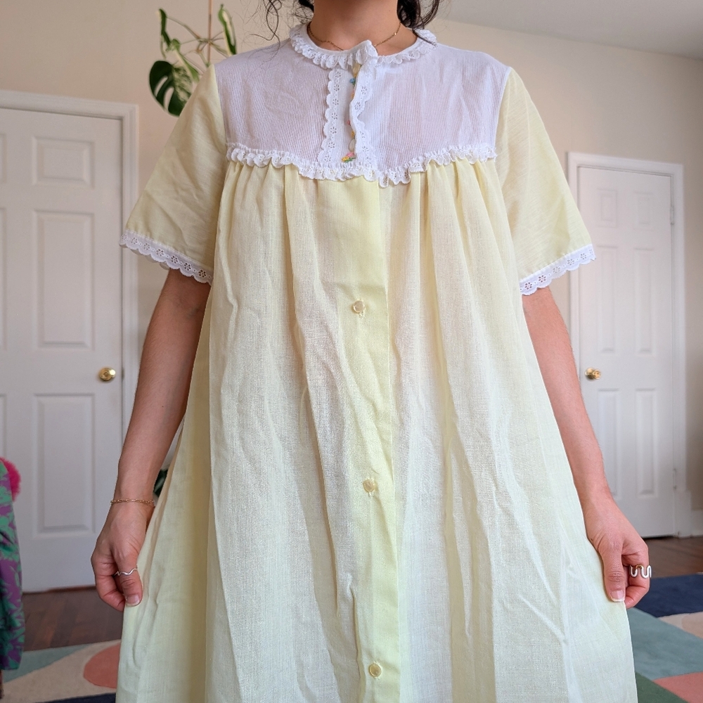 Vintage Yellow and White Lace Nightgown - Picture 4 of 8